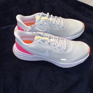 Womens Nike’s Revolution 5